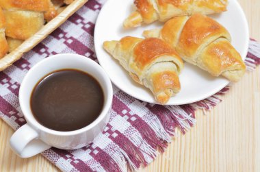 Ev yapımı kruvasan bir daire ve bir sepet içinde