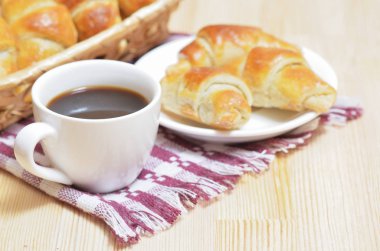 Taze ev yapımı kruvasanlar bir daire ve bir sepet içinde