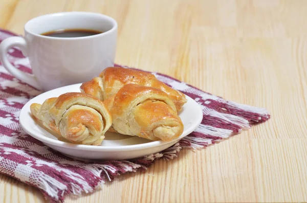 Ay çöreği bir tabak, beyaz bir fincan kahve