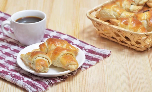 Beyaz daire kruvasan bir sepet ile ay çöreği,