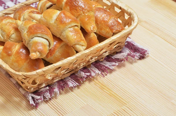 Rieten Mand Met Huisgemaakte Verse Croissants Een Servet Een Licht — Stockfoto