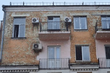 Eski bir tuğla bina arka plan üzerinde büyük yağmur damlaları