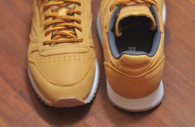 Kiev, Ukrayna - 30 Mayıs 2018: ahşap koyu arka plan üzerinde duran kahverengi Reebok spor ayakkabı