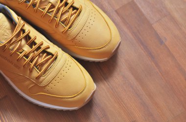 Kiev, Ukrayna - 30 Mayıs 2018: çift ahşap arka plan üzerinde Reebok spor ayakkabı