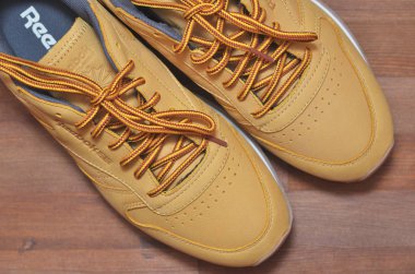 Kiev, Ukrayna - 30 Mayıs 2018: ahşap koyu arka plan üzerinde duran turuncu Reebok spor ayakkabı