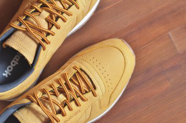 Kiev, Ukrayna - 30 Mayıs 2018: Reebok hafif kahverengi erkek spor ayakkabı