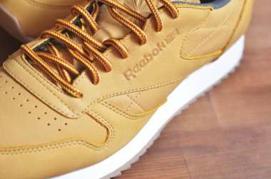 Kiev, Ukrayna - 30 Mayıs 2018: Reebok fotoğrafını yan yakın çekim üzerinde kahverengi bir spor ayakkabı