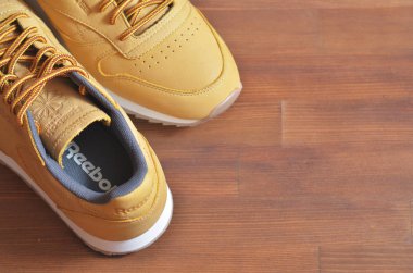 Kiev, Ukrayna - 30 Mayıs 2018: Reebok fotoğraf ahşap arka plan üzerinde kahverengi bir spor ayakkabı