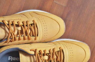 Kiev, Ukrayna - 30 Mayıs 2018: Reebok iki kahverengi spor ayakkabı yan yana, yukarıdan bir fotoğraf standı