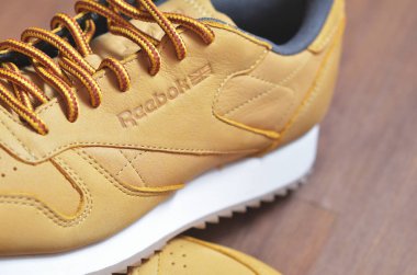 Kiev, Ukrayna - 30 Mayıs 2018: Reebok spor ayakkabı standları koyu ahşap arka plan üzerinde bir spor ayakkabı üzerinde