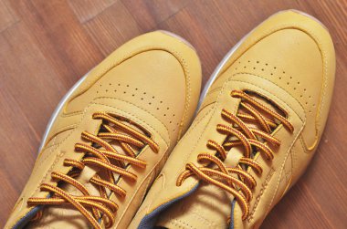 Kiev, Ukrayna - 30 Mayıs 2018: Reebok iki kahverengi ayakkabı yan yana fotoğraf yukarıda duran ışık