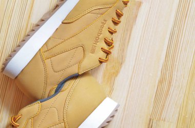 Kiev, Ukrayna - 30 Mayıs 2018: Reebok spor ayakkabı yalan bir ışık ahşap arka plan üzerinde yan yana
