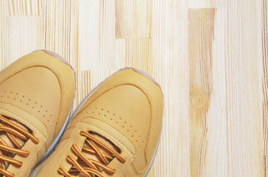 Kiev, Ukrayna - 30 Mayıs 2018: Turuncu Reebok spor ayakkabı hafif ahşap arka plan üzerinde