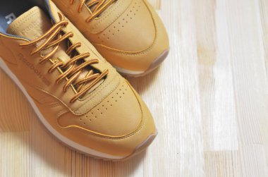 Kiev, Ukrayna - 30 Mayıs 2018: Reebok ahşap arka plan üzerinde sol üst köşede bir çift hafif ayakkabı standları