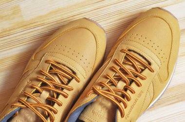 Kiev, Ukrayna - 30 Mayıs 2018: Reebok kahverengi Ayakkabı bağcıklarımı hafif ahşap arka plan üzerinde ile