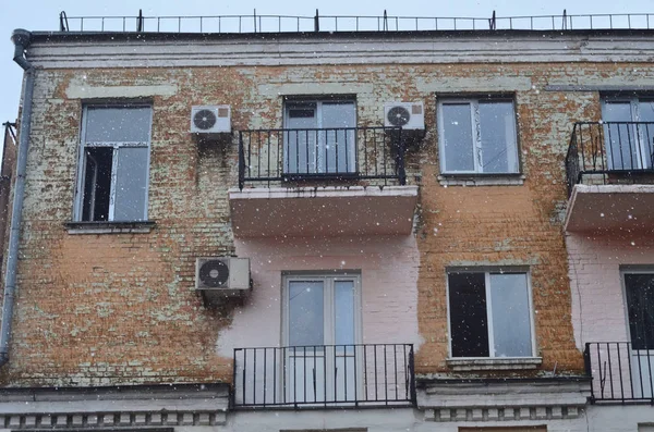 Eski bir tuğla bina arka plan üzerinde büyük yağmur damlaları