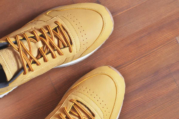 Kiev, Ukrayna - 30 Mayıs 2018: Reebok ışık turuncu erkek spor ayakkabı