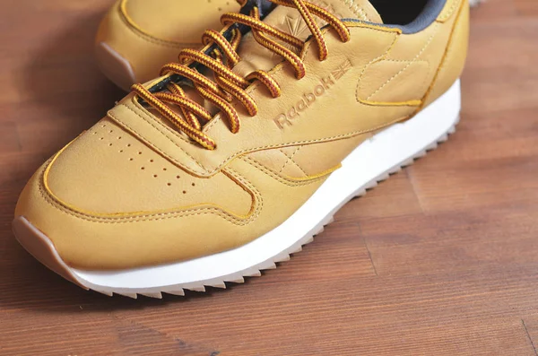 Kiev, Ukrayna - 30 Mayıs 2018: Reebok kahverengi spor ayakkabı yan yakın çekim fotoğrafı