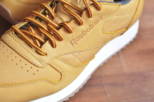 Kiev, Ukrayna - 30 Mayıs 2018: Reebok fotoğrafını yan yakın çekim üzerinde kahverengi bir spor ayakkabı