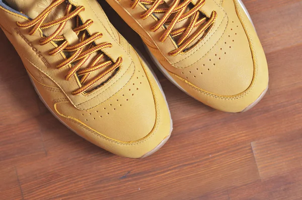 Kiev, Ukrayna - 30 Mayıs 2018: Reebok ışık turuncu erkek spor ayakkabı ahşap arka plan üzerinde