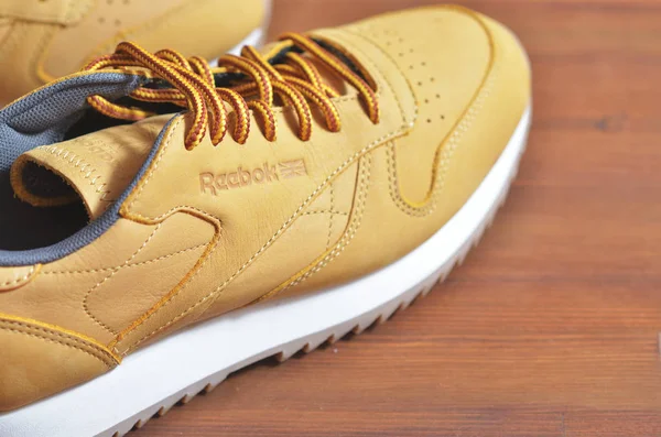 Kiev, Ukrayna - 30 Mayıs 2018: Reebok fotoğraf beyaz tabanı üzerinde kahverengi spor ayakkabı