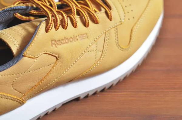 Kiev, Ukrayna - 30 Mayıs 2018: Reebok fotoğrafı yakın çekim arkasında beyaz tabanı üzerinde kahverengi bir spor ayakkabı