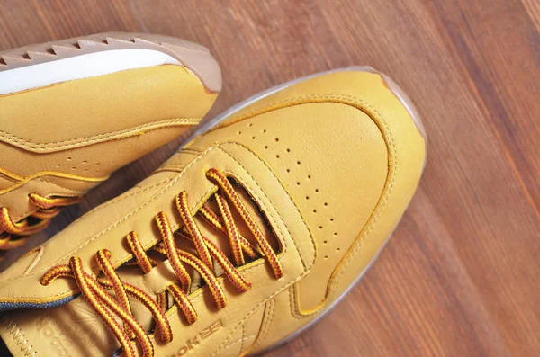 Kiev, Ukrayna - 30 Mayıs 2018: Reebok bir spor ayakkabı standları ve diğer yalanlar tarafında, üstten görünüm