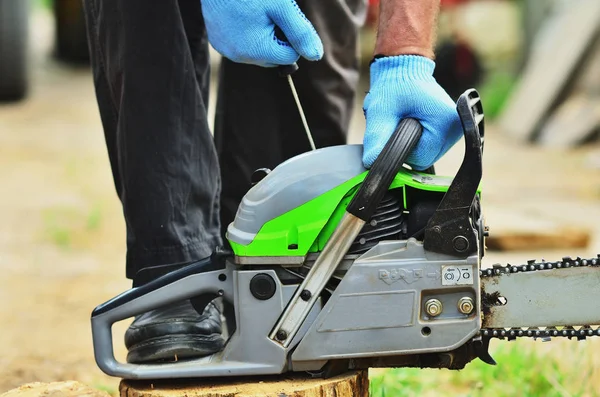 Homem Luvas Trabalho Lança Uma Motosserra Para Pulverizar Tronco Uma — Fotografia de Stock