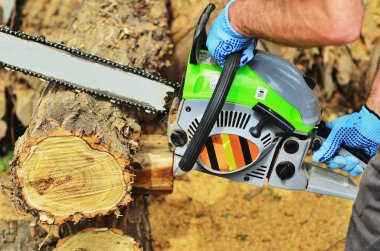 Bir adam onun elinde tutan testere, bir büyük paket testere