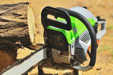 Testere yalanlar üzerine kütükleri kapalı durumda fotoğraf yakındır