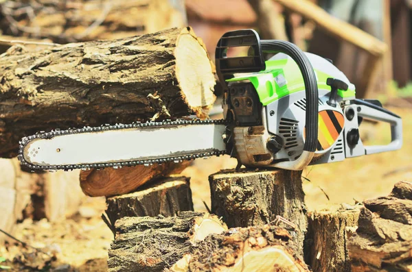 Kapalı duruma kütükleri üzerinde chainsaw yalan