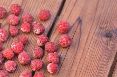Köpüklü ahududu ile kaplı bir ahşap tahta sol tarafındadır