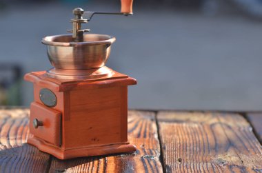 El ile yatay kahve değirmeni ahşap kurullarında, su arka planı