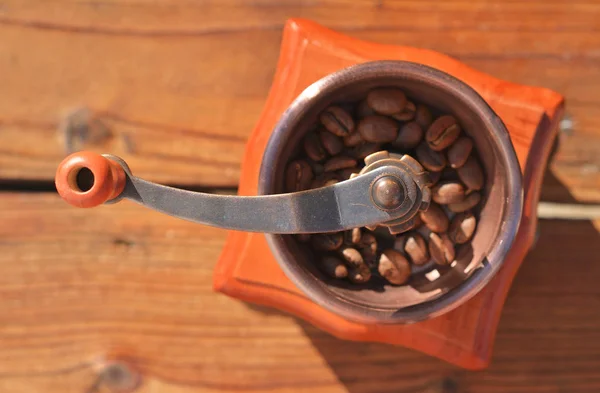 Yapımı Kahve Değirmeni Ahşap Plakalar Yakın Çekim Üzerinde Kahve Çekirdekleri — Stok fotoğraf