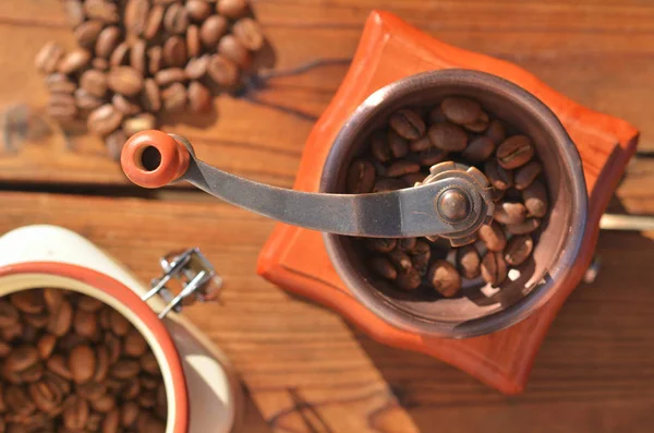Büyük Kahve Çekirdekleri Tahıllar Ile Vazo Ahşap Kurullarında Kahve Çekirdekleri — Stok fotoğraf