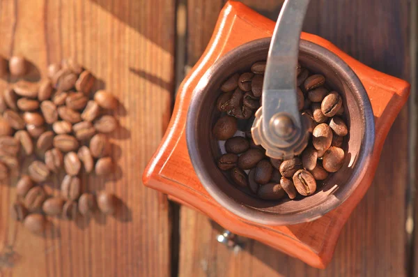 Büyük Kahve Çekirdekleri Koyu Ahşap Kurullarında Kahve Çekirdekleri Ile Yapımı — Stok fotoğraf