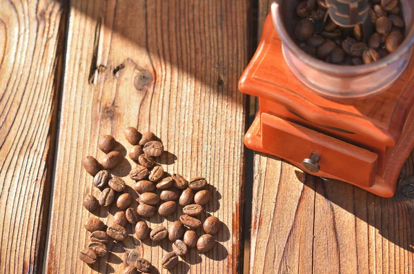 Ile Kahve Öğütücü Iyi Kavrulmuş Kahve Çekirdekleri Koyu Ahşap Kurullarında — Stok fotoğraf