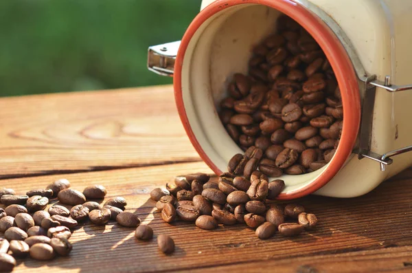 Fried Kahve Çekirdekleri Kil Güzel Bir Pot Bir Ahşap Tahta — Stok fotoğraf