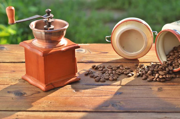 Tahıl Yapımı Bir Kahve Grindle Yeşillik Zemin Üzerine Ahşap Kurullarında — Stok fotoğraf