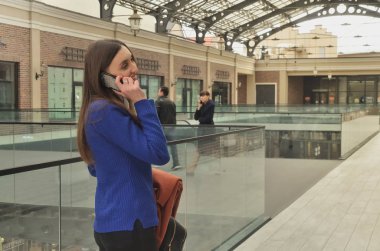 Alışveriş merkezi yürüme ve Evet güzel bir kız