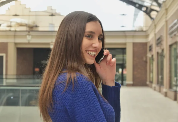 Retrato Una Hermosa Chica Hablando Por Teléfono Caminando Centro Comercial —  Fotos de Stock