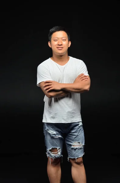 Porträt Eines Männlichen Asiatischen Schülers Von Aussehen Auf Schwarzem Hintergrund — Stockfoto