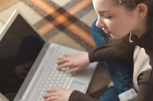 Ovanifrån Ung Tonåring Flicka Soffan Förbereder Rapporten Business Lektion Korrigerar — Stockfoto