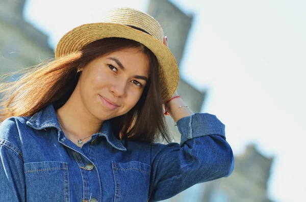 Retrato Una Chica Alegre Feliz Sombrero Verano Sosteniendo Una Mano —  Fotos de Stock