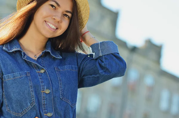 Una Joven Con Traje Mezclilla Sonriendo Pie Fondo Universidad —  Fotos de Stock