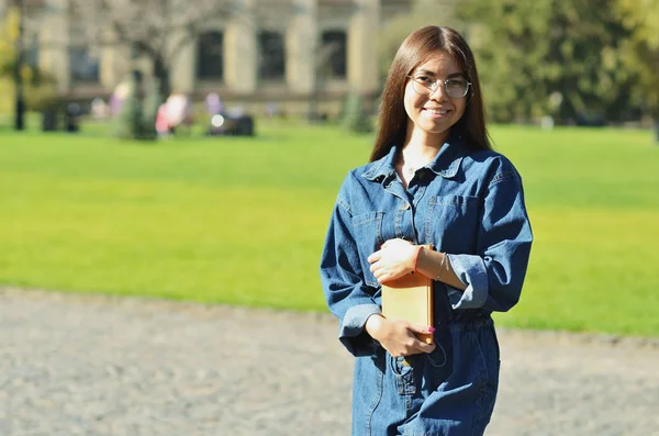 Feliz Mujer Bonita Exitosa Cruzando Las Manos Sonriendo Cerca Del —  Fotos de Stock