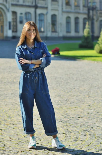 Hermosa Feliz Joven Estudiante Pie Con Libro Gafas Fondo Del —  Fotos de Stock