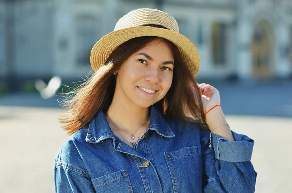 Retrato Una Chica Alegre Feliz Sombrero Verano Sosteniendo Una Mano —  Fotos de Stock