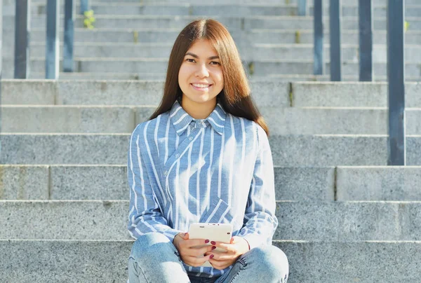 Una Joven Apariencia Asiática Una Estudiante Vestida Con Jeans Una —  Fotos de Stock