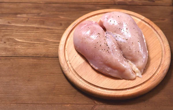 Due Filetti Pollo Crudo Trovano Destra Forma Cuore Una Tavola Fotografia Stock